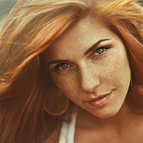 Девушка с рыжими волосами и веснушками
