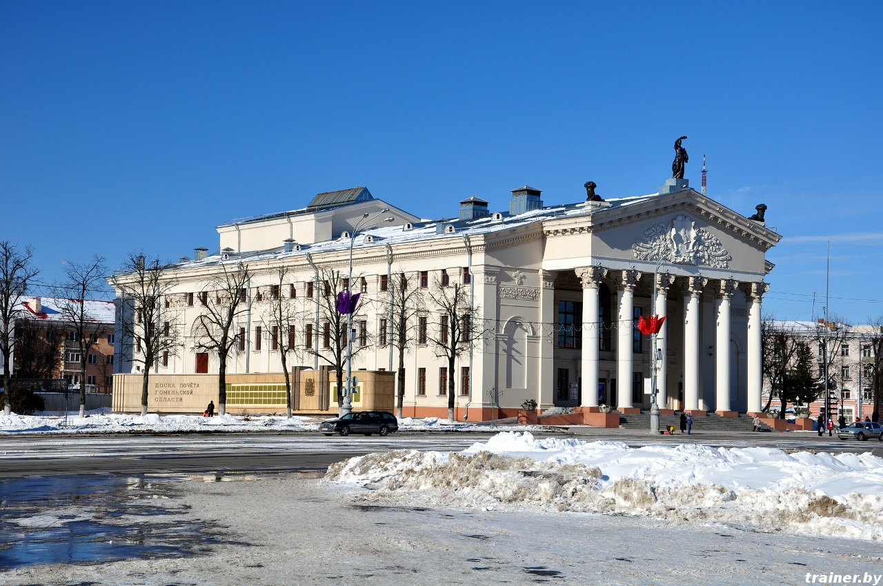 Гомельский областной драматический театр зимой (Беларусь, Гомель, площадь Ленина, 1)