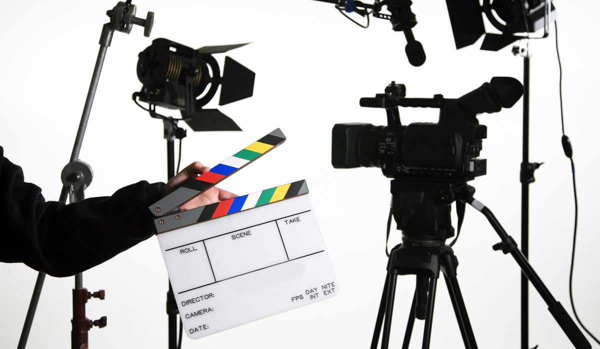 Кинопроизводство: камера, микрофон, свет, хлопушка, штатив, стойки (сайт Минской школы киноискусства)