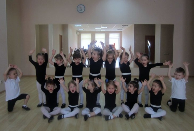 Дети в хореографическом зале. Руки — вверх (фотография)