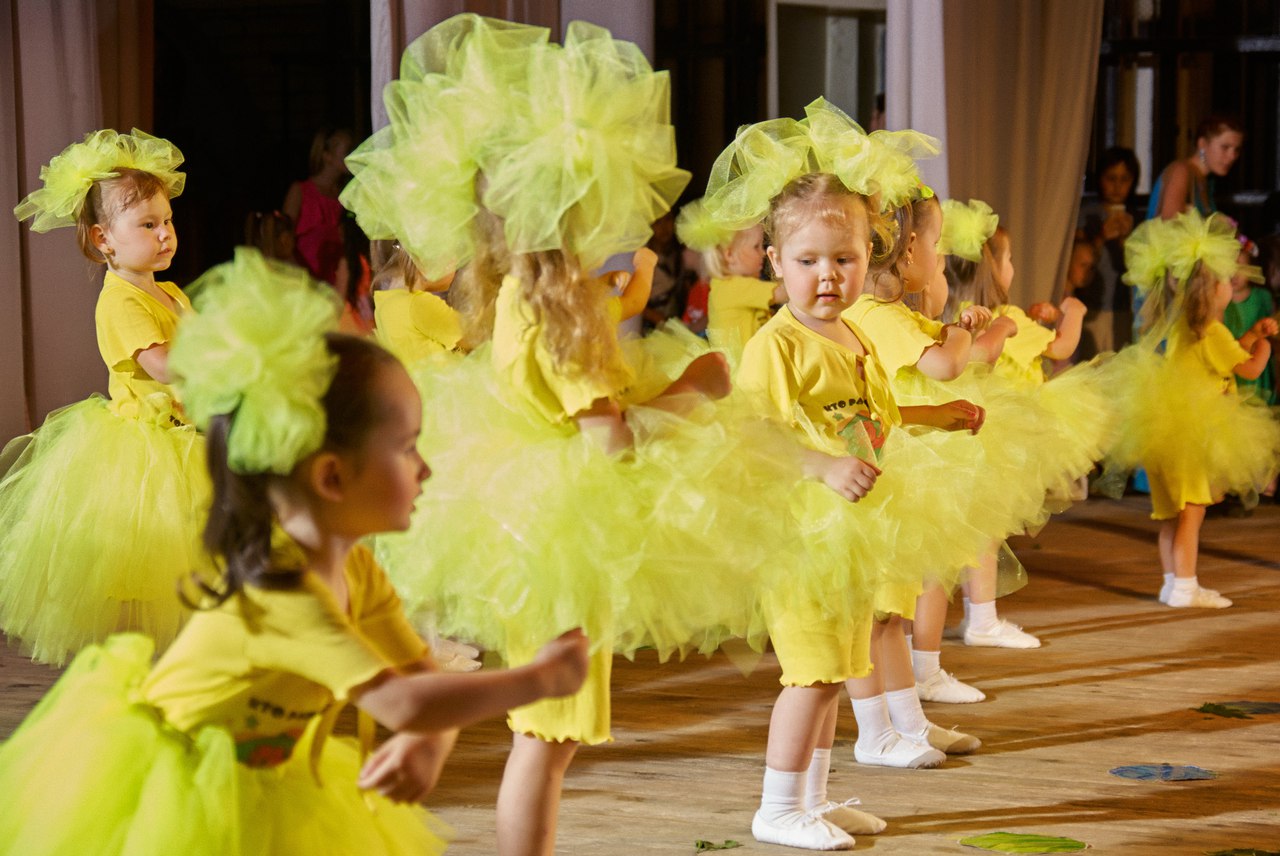 Девочки на сцене в жёлтых костюмах с жёлтыми бантами (фото)