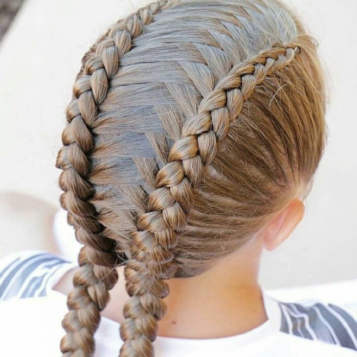 Волосы: сложные косы на женской голове (сайт Минской школы киноискусства)