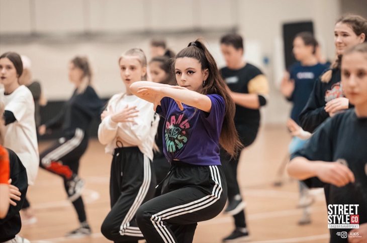 Девушка, педагог, в танцевальном классе, показывает танцевальные движения (сайт Минской школы киноискусства)